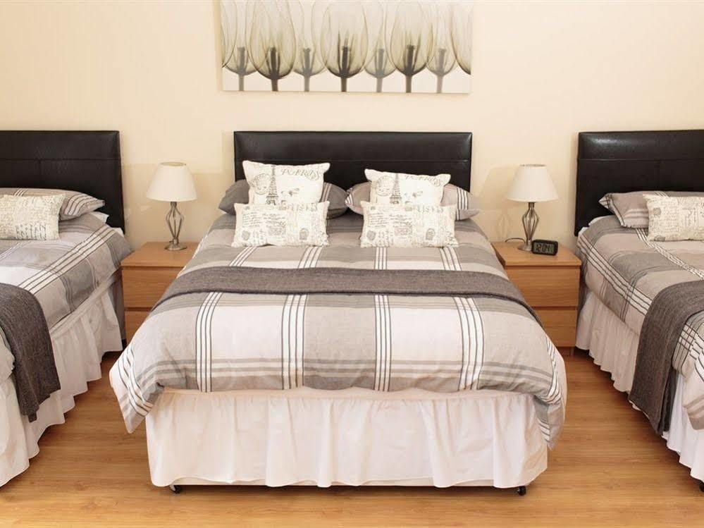 Corner House Hotel Innerleithen Bagian luar foto